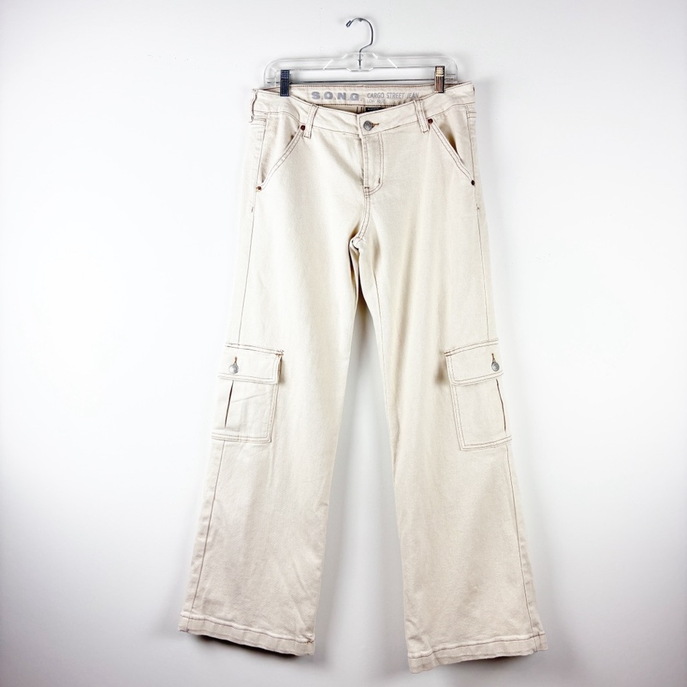 Junior’s Cream Straight Leg Cargo Jeans